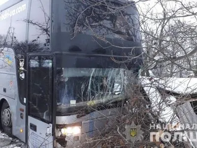 Рейсовый автобус влетел во двор дома в Винницкой области