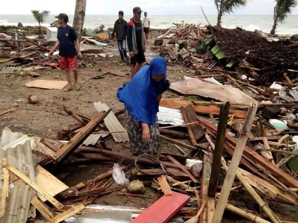 chislo-zhertv-tsunami-v-indoneziyi-perevischilo-280-zmi-opublikuvali-foto-ruynuvan