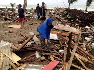 Число жертв цунамі в Індонезії перевищило 280, ЗМІ опублікували фото руйнувань