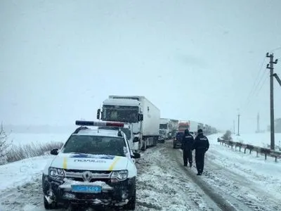 Непогода в Украине: на автодорогах затруднено движение транспорта