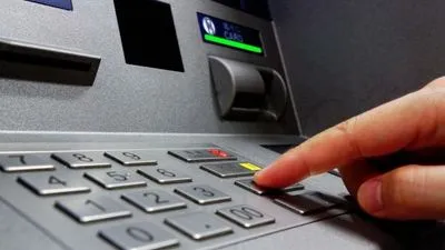 Банки не встановлюватимуть ліміти для зняття готівки з банкоматів на свята