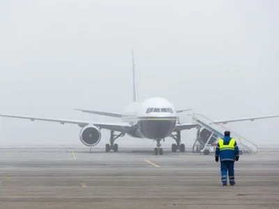 Из-за снегопада в аэропорту Харькова отменяют и задерживают рейсы