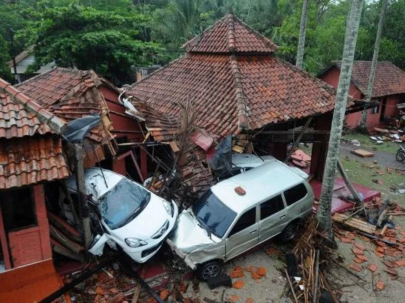 Кількість загиблих в результаті цунамі в Індонезії зросла до 429 осіб