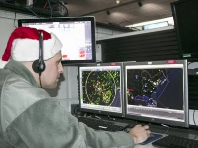 Військове командування США: політ упряжки оленів Санта-Клауса контролюють винищувачі