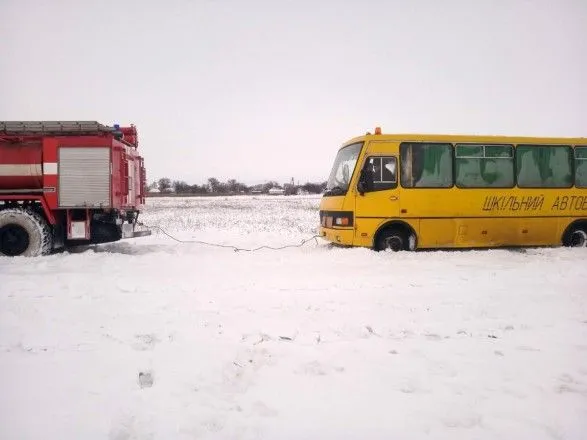 Школьный автобус с детьми застрял в снегу