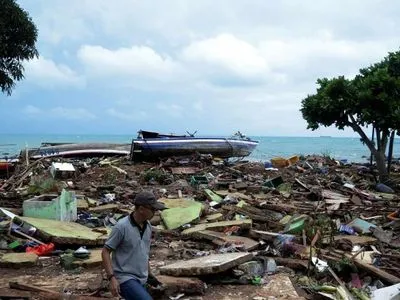 Цунамі в Індонезії: зливи заважають шукати постраждалих