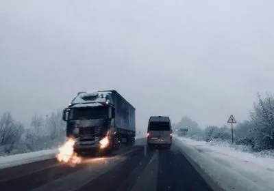 Из-за непогоды на трассах Украины заблокированы около 900 авто