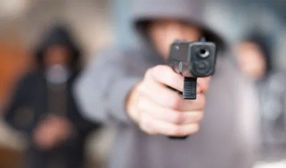 Полицейский с пистолетом ограбил несовершеннолетних за игру в снежки