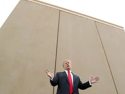 Трамп назвав “тупістю” небажання демократів будувати стіну на кордоні з Мексикою