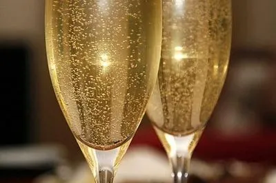 Стало відомо, у яких келихах бульбашки шампанського зберігаються найдовше