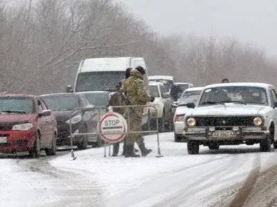 Почти 400 автомобилей стоят в очередях на КПВВ на Донбассе