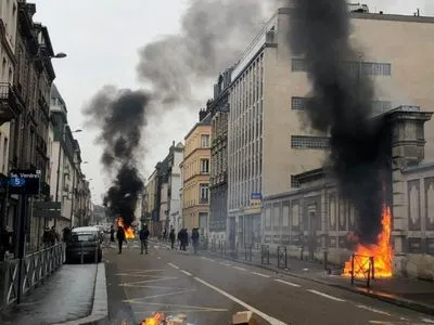 "Жовті жилети" підпалили Банк Франції