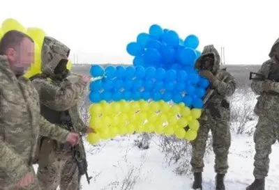 Мешканців окупованого Донбасу привітали зі святами жовто-блакитним стягом з повітряних кульок