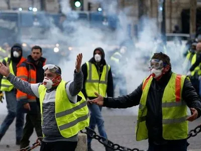В Париже произошло столкновения между “желтыми жилетами” и полицией
