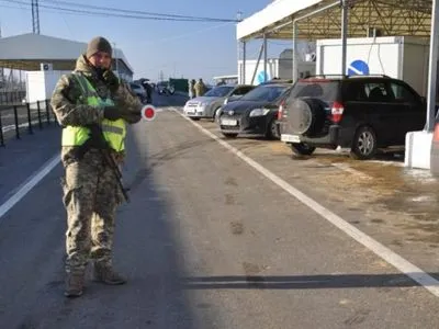 Более 400 авто стоят в очередях на КПВВ на Донбассе
