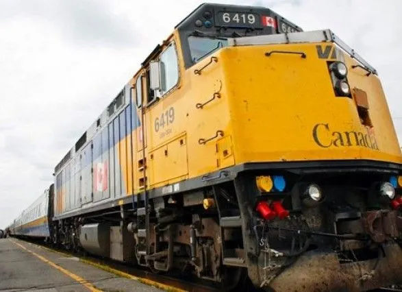 В Канаде поезд протаранил легковой автомобиль