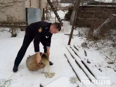 Более двух тысяч литров самогона уничтожили полицейские в Ровенской области