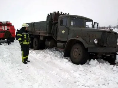 Рятувальники витягли чотири авто із снігових заметів на Дніпропетровщині