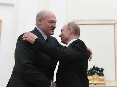 Лукашенко подарил Путину несколько мешков картошки