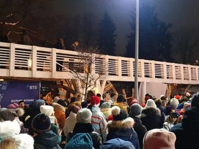 В Москве во время празднования Нового Года упал деревянный мост переполненный людьми