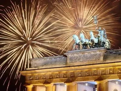 Сотни тысяч людей встретили Новый год у Бранденбургских ворот в Берлине