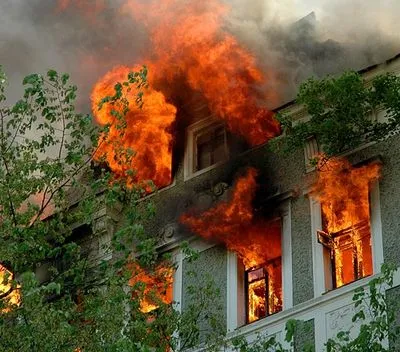 В Кривом Роге в результате пожара в многоэтажном доме пострадали 2 человека