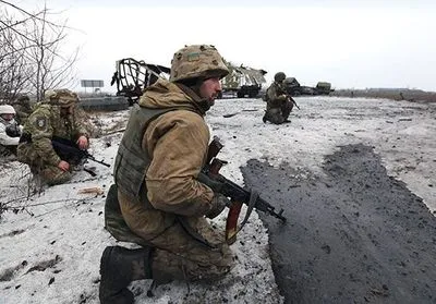 Двоє військових на Донбасі отримали поранення