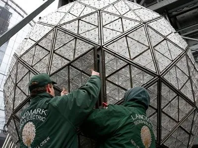 В Нью-Йорке опустили традиционный новогодний хрустальный шар