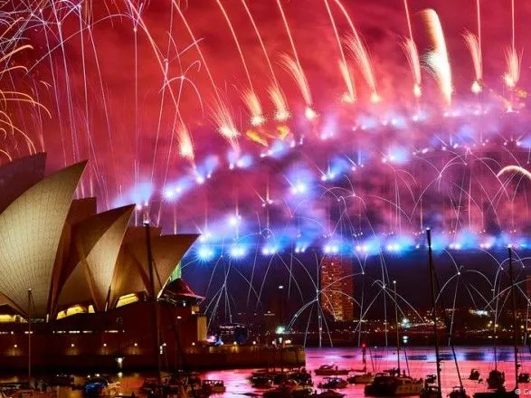 Полтора миллиона человек собрались в Сиднее, чтобы встретить Новый год рекордным салютом и фейерверками