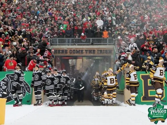 "Бостон" праздновал победу над "Чикаго" в матче "Зимней классики" НХЛ