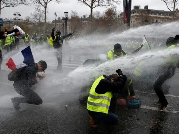 Большинство французов выступают за продолжение протестов "желтых жилетов"