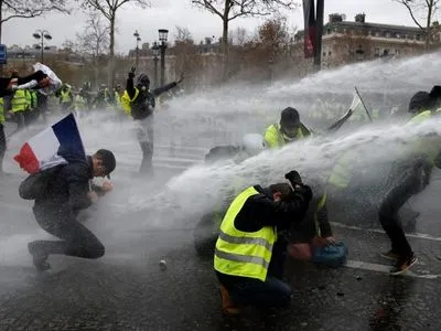 Большинство французов выступают за продолжение протестов "желтых жилетов"