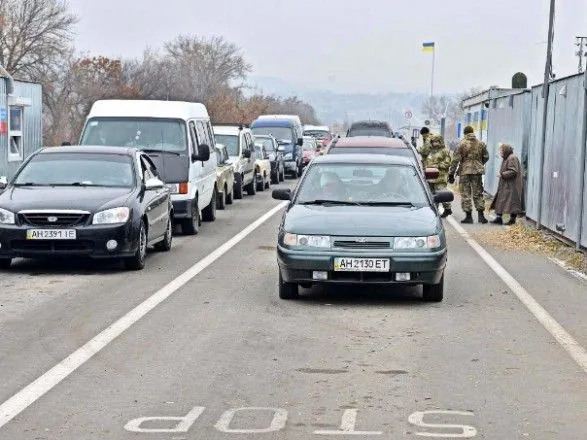 Почти 200 автомобилей стоят в очередях на КПВВ на Донбассе