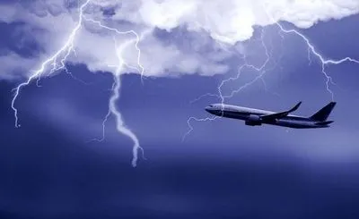В Польше молния попала в самолет