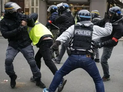 На акції "жовтих жилетів" в Парижі затримали понад 100 осіб