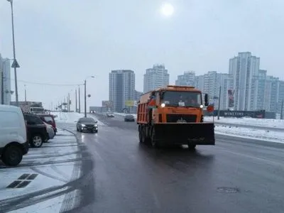 На улицах Киева пряцюе 332 единицы снегоуборочной техники - КГГА