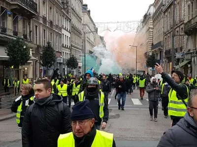 В Париже столкновения с полицией: против "желтых жилетов" применили газ