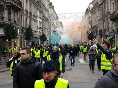 В Париже столкновения с полицией: против "желтых жилетов" применили газ