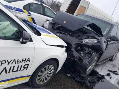 Porsche на повній швидкості в’їхав у поліцейське авто під Києвом