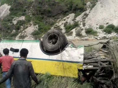 В Индии школьный автобус упал в ущелье: погибли 6 детей