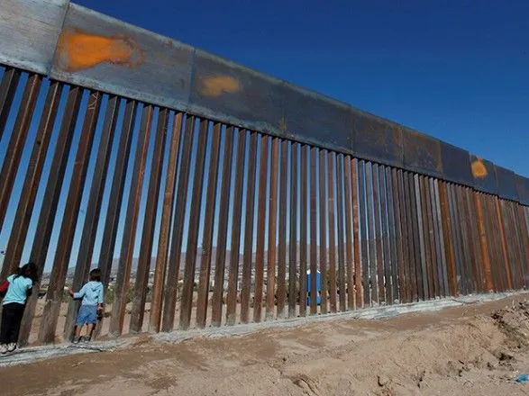 Трамп заявил, что стена на границе с Мексикой будет стальной, а не бетонной