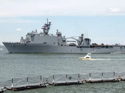 Большой десантный корабль ВМС США приближается к Черному морю