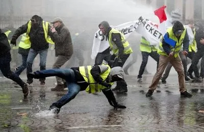"Желтые жилеты" в Париже атаковали офис спикера правительства