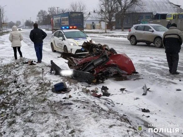 В Николаевской области столкнулись легковой автомобиль и грузовик