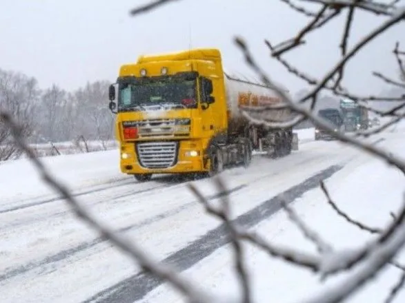Через сніг на Запоріжжі обмежили рух двома автодорогами
