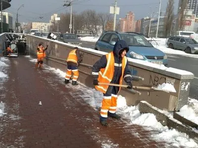 КМДА: 4300 працівників ЖЕДів долучилися до прибирання снігу з вулиць Києва