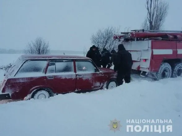 На Запоріжжі під час негоди у снігу застрягли понад 120 автомобілів