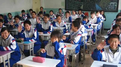 Неизвестный порезал 20 учеников начальной школы в центре Пекина