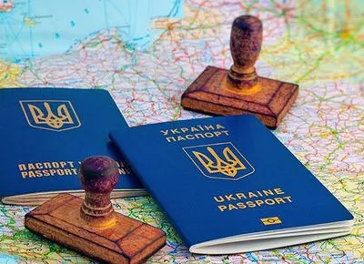 Украинцы за год получили безвиз в 14 стран