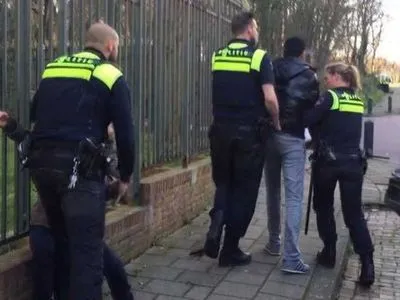 В Нидерландах забросали пивными бутылками посольство Ирана